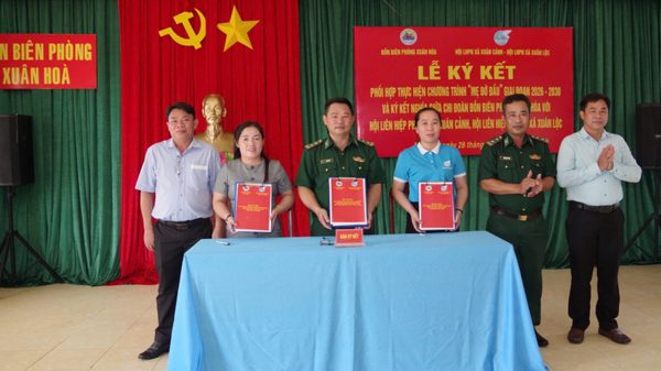 Bộ đội Biên phòng và Hội Liên hiệp Phụ nữ ở Đắk Lắk đỡ đầu 2 học sinh khó khăn