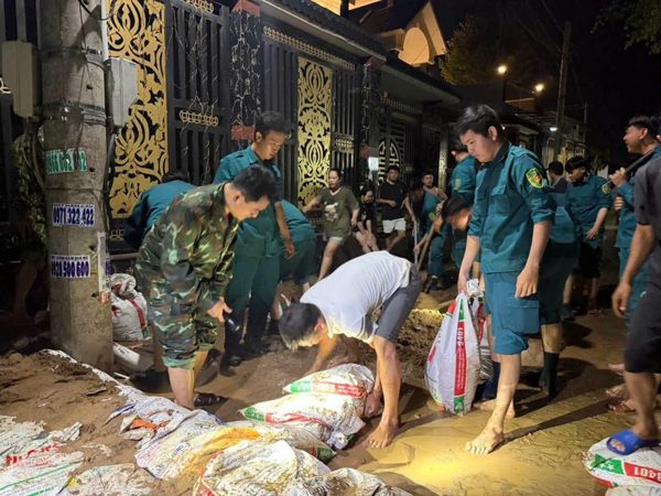 Bộ đội, dân quân thức trắng đêm dọn bùn đất, giúp dân ứng phó mưa ngập ở Đồng Nai