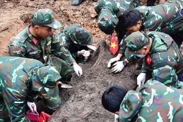 Bộ đội đào 900m³ đất, phát hiện thêm 26 hài cốt liệt sĩ ở công viên Lê Thị Riêng