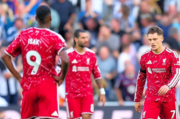 Bộ đôi đắt giá nhất Liverpool bị chỉ trích thẳng mặt