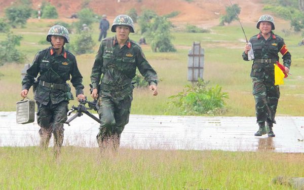 Bộ đội diễn tập tiến công, phòng ngự, bắn đạn thật tại Đà Nẵng