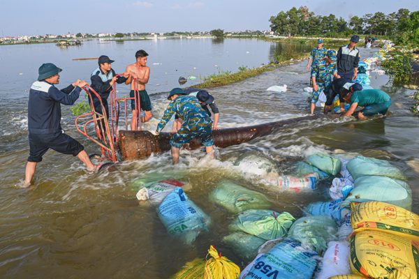 Bộ đội dùng thân mình chặn nước xiết, đắp đê ngăn lũ ở ngoại thành Hà Nội