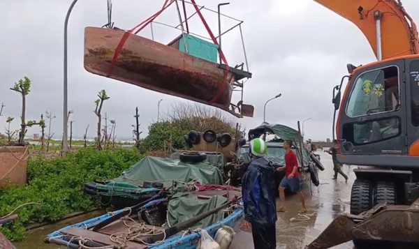 Bộ đội giúp ngư dân Bạch Long Vĩ kéo tàu cá lên bờ