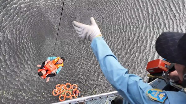 Bộ đội Không quân đu cáp từ trực thăng giải cứu người giữa vùng ngập giả định