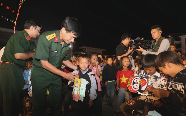 Bộ đội làm trung thu sớm cho các em nhỏ nơi bản biên cương Na Ngoi