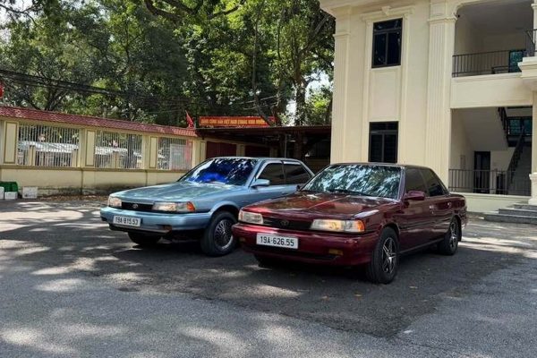 Bộ đôi Toyota Camry đời 1987-1989 được dọn về zin full đồ hãng