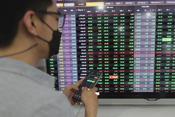 Bộ đôi VIC và VHM gây sức ép, VN-Index tiếp đà giảm điểm