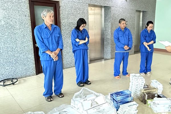 Bố mẹ, con gái và con dâu cùng vận hành đường dây thuốc lá lậu
