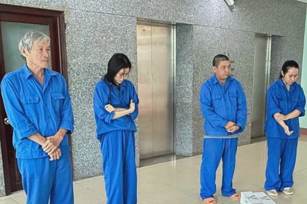 Bố mẹ cùng 2 con bị khởi tố vì buôn thuốc lá lậu