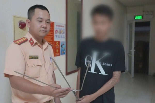 Bố mẹ hốt hoảng khi công an báo tin con mang hung khí đi "cháy phố"
