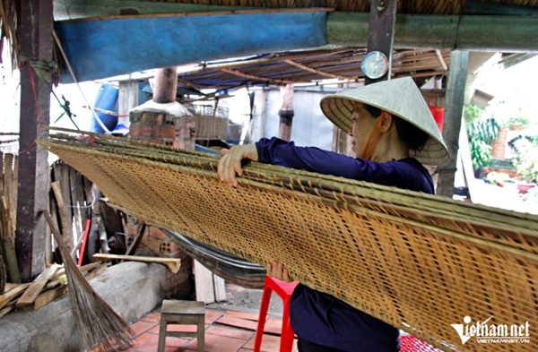 Bỏ nghề hướng dẫn viên, người phụ nữ TPHCM về giữ nghề bánh tráng 3 thế hệ
