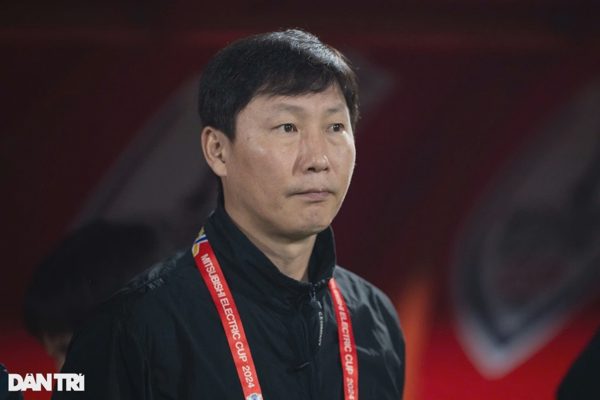 Bố qua đời ở quê nhà, HLV Kim Sang Sik về Hàn Quốc chịu tang