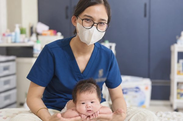 Bỏ quầy thuốc, nhiều cử nhân kiếm 30 triệu đồng/tháng nhờ tắm trẻ sơ sinh