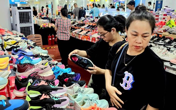 Bỏ ra bảy tám trăm ngàn mà đòi giày 'xịn', tự lừa mình chứ ai lừa được?