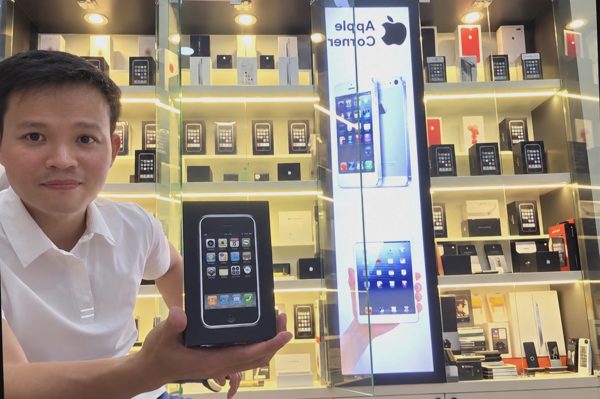 Bộ sưu tập iPhone "cổ” tiền tỷ, có máy được trả 60 triệu vẫn không bán