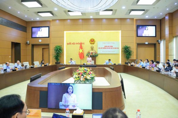 Bộ trưởng GD&ĐT giải trình chuyện ‘mê hồn trận’ tuyển sinh và thiếu sách giáo khoa