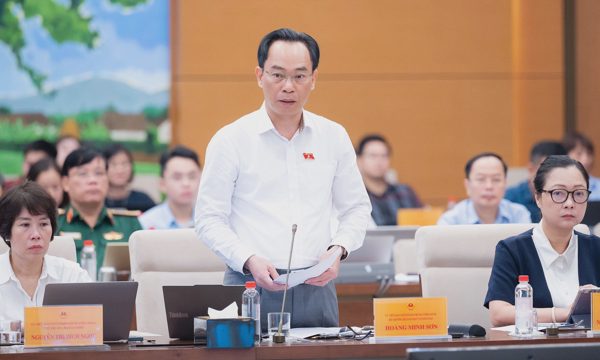 Bộ trưởng Hoàng Minh Sơn: 'Chúng tôi nghiêm túc rút kinh nghiệm khi để thiếu sách giáo khoa'