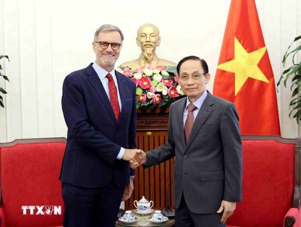 Bộ trưởng Ngoại giao Lê Hoài Trung tiếp Đại sứ Pháp tại Việt Nam chào từ biệt