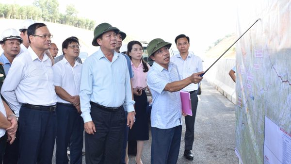 Bộ trưởng Xây dựng Trần Hồng Minh kiểm tra tiến độ đường cao tốc Tuyên Quang-Hà Giang