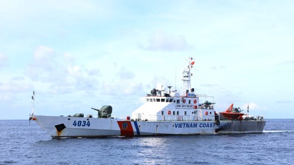 Bộ Tư lệnh Vùng Cảnh sát biển 3 hướng dẫn tàu cá đánh bắt hải sản đúng quy định