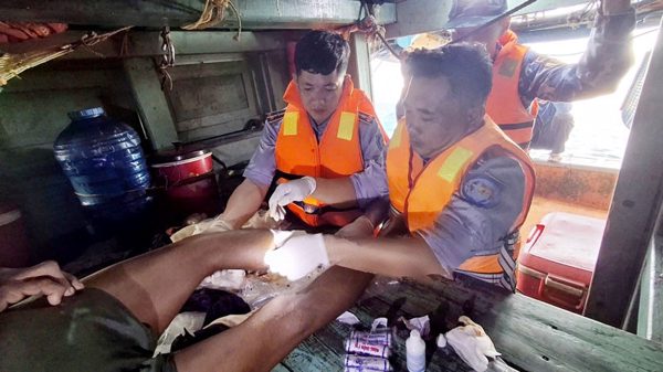 Bộ Tư lệnh Vùng Cảnh sát biển 4 ứng cứu ngư dân gặp nạn trên biển