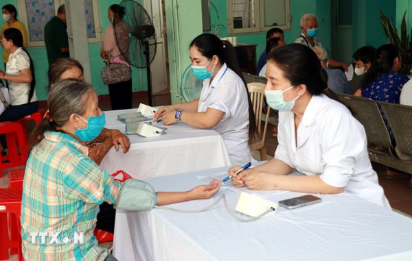 Bộ Y tế hướng dẫn giải quyết vướng mắc khám sức khỏe định kỳ miễn phí