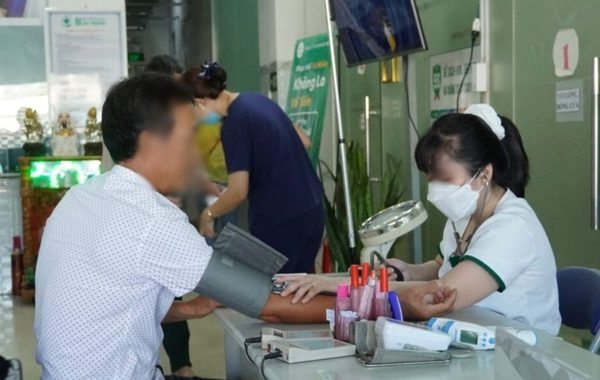 Bộ Y tế vào cuộc vụ khám sức khỏe xin việc trong 20 phút, giấy có 9 chữ ký
