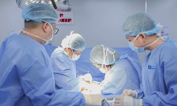 Bóc 25 u xơ tử cung cho người phụ nữ