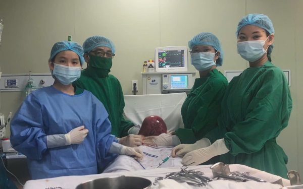 Bóc khối u xơ cho một phụ nữ, nặng đến 4,5kg