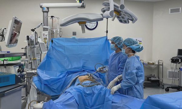 Bóc tách hai khối u buồng trứng chèn ép bàng quang người phụ nữ