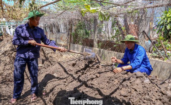 Bóc tách từng lớp đất tìm dấu vết liệt sĩ hy sinh trong hầm