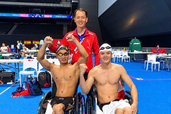Bơi Việt Nam thống trị đường đua 100m ếch, gặt cả HCV và HCB tại ASIAN Para Games 5