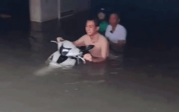 Bơm nước cả ngày 'cứu' nhiều xe máy trong hầm chung cư ở Vinh sau mưa lịch sử