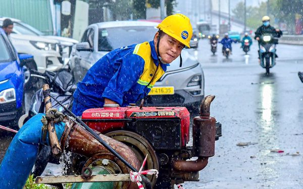 Bơm nước 'giải cứu' ngập chân cầu Ba Son phía Thủ Thiêm