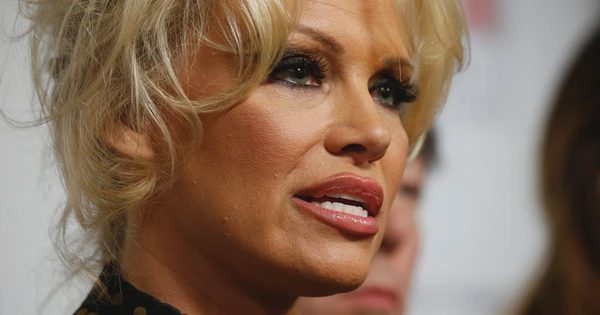 'Bom sex' Pamela Anderson từng 'phá sản' vì chi phí điều trị bệnh hiểm nghèo