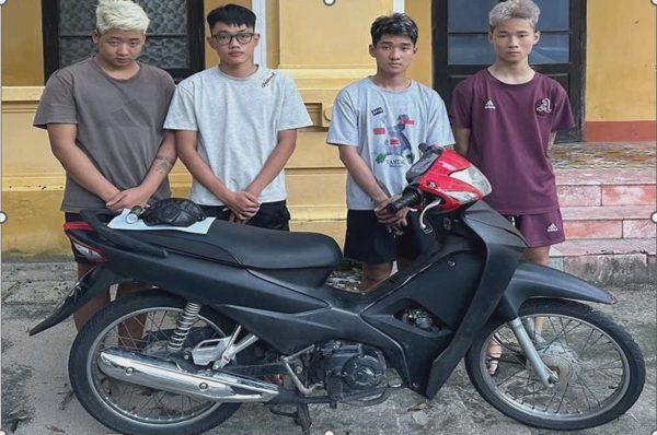 Bốn đối tượng đeo mặt nạ, xịt hơi cay cướp xe máy ở Hưng Yên
