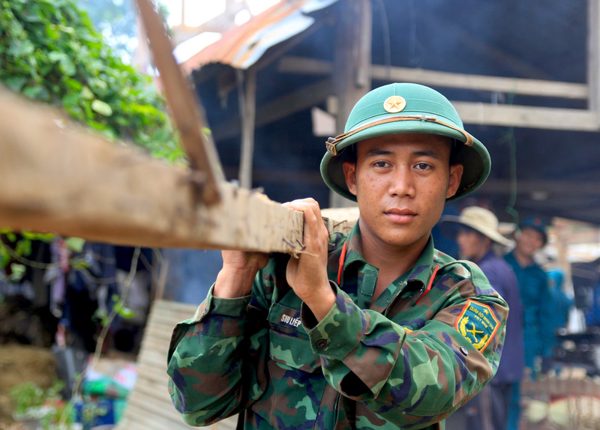 Bôn Jứ vùng 'rốn lũ' sông Ba được bộ đội chuyển đến nơi an toàn
