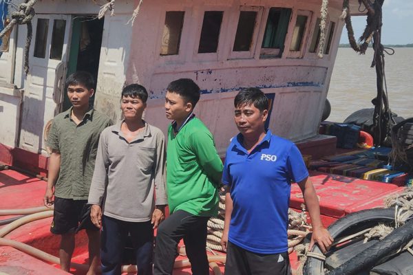 Bốn ngư dân bám mũi ghe đang chìm, bật đèn tín hiệu cầu cứu giữa biển
