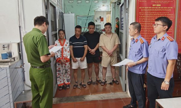 Bốn người hành hung tài xế taxi từ chối chở quá tải bị tạm giữ