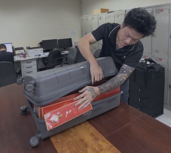 Bốn người nước ngoài ký gửi valy thuốc lá lậu lên máy bay