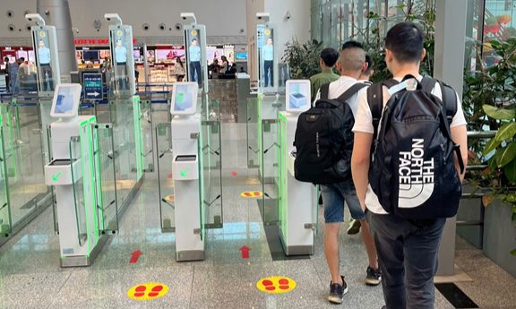 Bốn người Trung Quốc đến Việt Nam bằng visa du lịch để 'chăm sóc khách hàng' trực tuyến