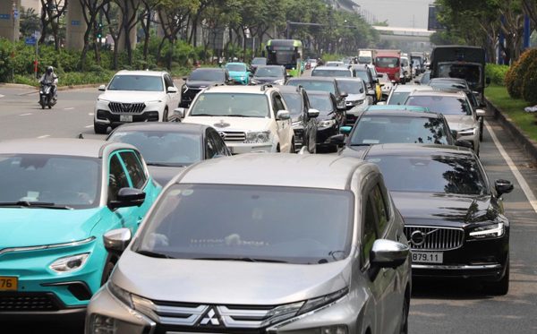 Bốn ô tô va chạm liên hoàn gần cầu Sài Gòn, ùn ứ gần 2km