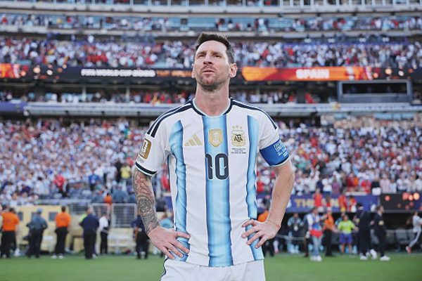 Bóng đá Argentina vướng tranh cãi khi tổ chức trận đấu tri ân Messi