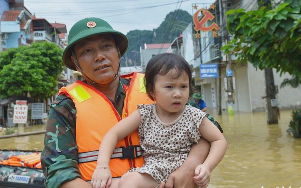 Bồng em nhỏ vượt biển nước đục ngầu bùn đất ở Lạng Sơn