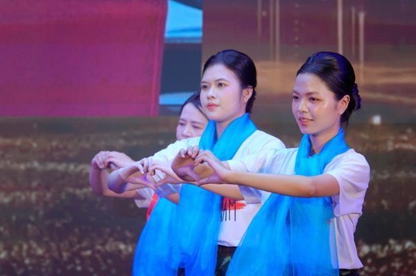 Bóng hồng Quân y ‘cháy' hết mình trên sàn dân vũ