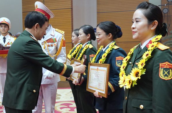 Bóng hồng sửa chữa máy bay