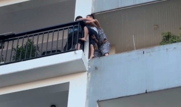 Bồng trẻ leo ban công thoát khỏi căn nhà 6 tầng cháy dữ dội