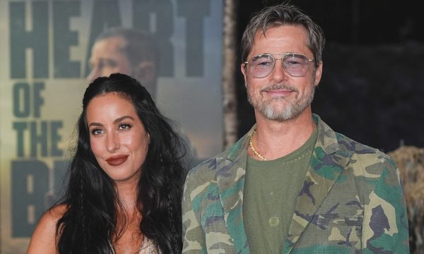 Brad Pitt nắm tay tình trẻ lên thảm đỏ
