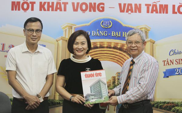 BS Tăng Hà Nam Anh tặng 50 triệu đồng Tiếp sức đến trường, suất học bổng đặc biệt cho SV ngành y