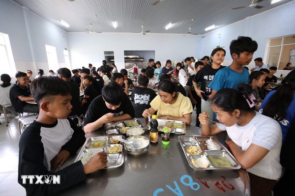 Bữa ăn bán trú: Công khai nguồn thực phẩm, thực đơn và khay ăn hằng ngày